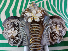 Cargar imagen en el visor de la galería, Cabeza Elefante con Flores Blancas Pequeño
