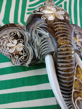 Cargar imagen en el visor de la galería, Cabeza Elefante con Flores Blancas Pequeño

