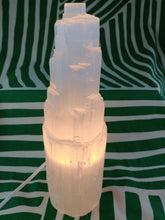 Cargar imagen en el visor de la galería, Lampara Torre Selenita Grande 31 cm
