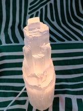 Cargar imagen en el visor de la galería, Lampara Torre Selenita Grande 31 cm
