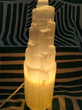 Cargar imagen en el visor de la galería, Lampara Torre Selenita Grande 31 cm
