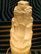 Cargar imagen en el visor de la galería, Lampara Torre Selenita Grande 31 cm
