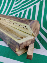 Cargar imagen en el visor de la galería, Incesario Baul Arbol de la Vida
