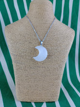 Cargar imagen en el visor de la galería, Colgante Luna Cuarzo Mod 1
