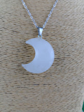 Cargar imagen en el visor de la galería, Colgante Luna Cuarzo Mod 1
