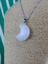 Cargar imagen en el visor de la galería, Colgante Luna Cuarzo Mod 1
