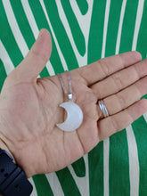 Cargar imagen en el visor de la galería, Colgante Luna Cuarzo Mod 1
