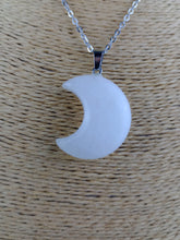 Cargar imagen en el visor de la galería, Colgante Luna Cuarzo Mod 2
