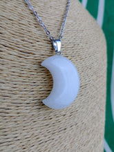 Cargar imagen en el visor de la galería, Colgante Luna Cuarzo Mod 2
