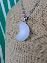 Cargar imagen en el visor de la galería, Colgante Luna Cuarzo Mod 2
