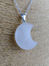 Cargar imagen en el visor de la galería, Colgante Luna Cuarzo Mod 3
