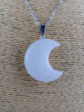 Cargar imagen en el visor de la galería, Colgante Luna Cuarzo Mod 4
