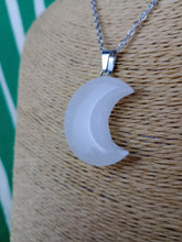 Cargar imagen en el visor de la galería, Colgante Luna Cuarzo Mod 4
