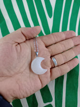 Cargar imagen en el visor de la galería, Colgante Luna Cuarzo Mod 4
