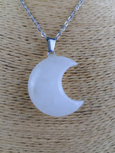 Cargar imagen en el visor de la galería, Colgante Luna Cuarzo Mod 5

