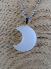 Cargar imagen en el visor de la galería, Colgante Luna Cuarzo Mod 6
