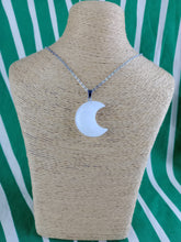 Cargar imagen en el visor de la galería, Colgante Luna Cuarzo Mod 7
