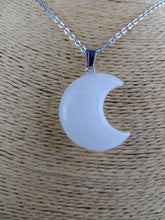 Cargar imagen en el visor de la galería, Colgante Luna Cuarzo Mod 7
