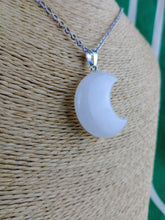 Cargar imagen en el visor de la galería, Colgante Luna Cuarzo Mod 7

