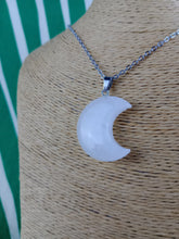 Cargar imagen en el visor de la galería, Colgante Luna Cuarzo Mod 7
