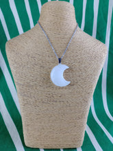 Cargar imagen en el visor de la galería, Colgante Luna Cuarzo Mod 8
