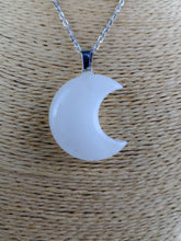 Cargar imagen en el visor de la galería, Colgante Luna Cuarzo Mod 8
