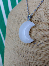 Cargar imagen en el visor de la galería, Colgante Luna Cuarzo Mod 8
