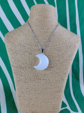 Cargar imagen en el visor de la galería, Colgante Luna Cuarzo Mod 9
