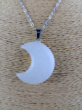 Cargar imagen en el visor de la galería, Colgante Luna Cuarzo Mod 9
