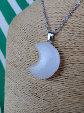 Cargar imagen en el visor de la galería, Colgante Luna Cuarzo Mod 9
