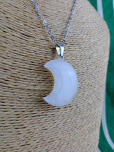 Cargar imagen en el visor de la galería, Colgante Luna Cuarzo Mod 10
