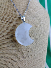 Cargar imagen en el visor de la galería, Colgante Luna Cuarzo Mod 11
