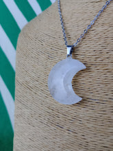 Cargar imagen en el visor de la galería, Colgante Luna Cuarzo Mod 11
