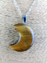 Cargar imagen en el visor de la galería, Colgante Luna Ojo de Tigre Mod 1
