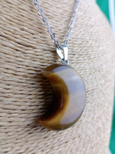 Cargar imagen en el visor de la galería, Colgante Luna Ojo de Tigre Mod 1
