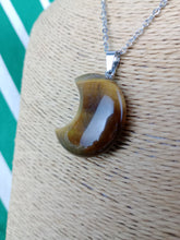 Cargar imagen en el visor de la galería, Colgante Luna Ojo de Tigre Mod 1
