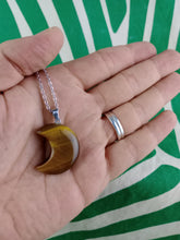 Cargar imagen en el visor de la galería, Colgante Luna Ojo de Tigre Mod 1
