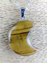 Cargar imagen en el visor de la galería, Colgante Luna Ojo de Tigre Mod 2
