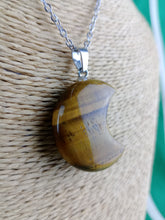 Cargar imagen en el visor de la galería, Colgante Luna Ojo de Tigre Mod 2
