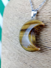 Cargar imagen en el visor de la galería, Colgante Luna Ojo de Tigre Mod 2
