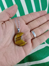 Cargar imagen en el visor de la galería, Colgante Luna Ojo de Tigre Mod 2
