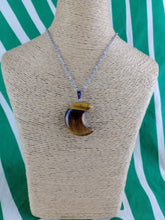Cargar imagen en el visor de la galería, Colgante Luna Ojo de Tigre Mod 3
