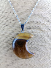 Cargar imagen en el visor de la galería, Colgante Luna Ojo de Tigre Mod 3
