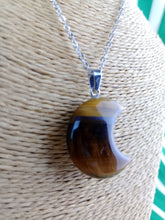Cargar imagen en el visor de la galería, Colgante Luna Ojo de Tigre Mod 3
