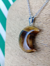 Cargar imagen en el visor de la galería, Colgante Luna Ojo de Tigre Mod 3
