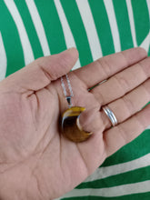 Cargar imagen en el visor de la galería, Colgante Luna Ojo de Tigre Mod 3
