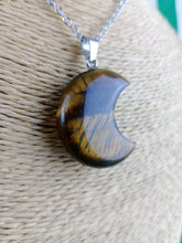 Cargar imagen en el visor de la galería, Colgante Luna Ojo de Tigre Mod 4
