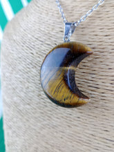 Cargar imagen en el visor de la galería, Colgante Luna Ojo de Tigre Mod 4
