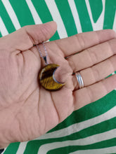 Cargar imagen en el visor de la galería, Colgante Luna Ojo de Tigre Mod 4
