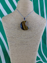 Cargar imagen en el visor de la galería, Colgante Luna Ojo de Tigre Mod 5
